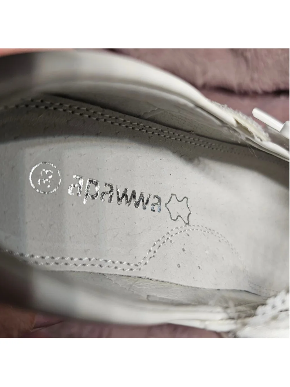Apawwa White Patent Leather Girls Mary Jane Shoes with Pearl and Lace Strap